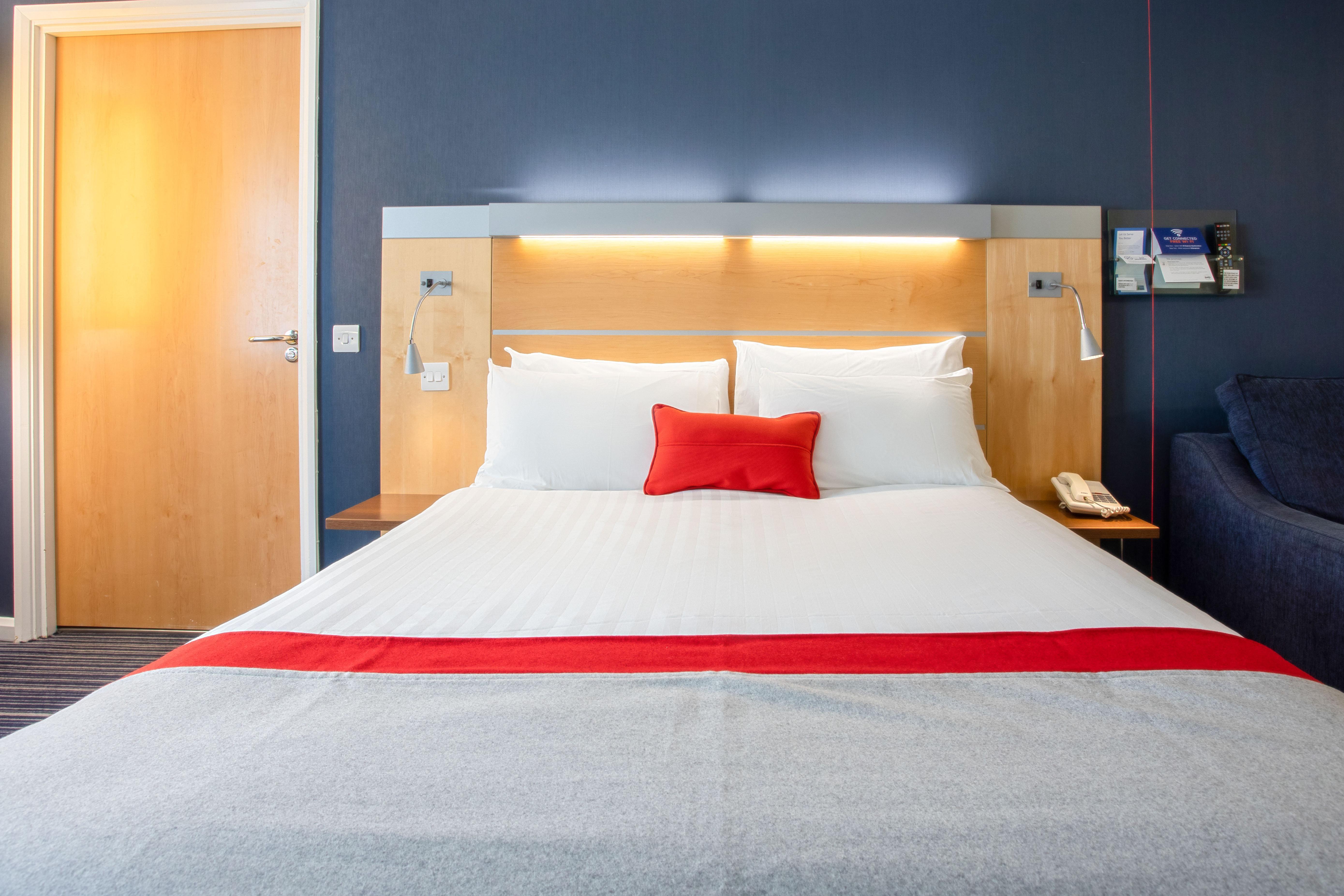 Holiday Inn Express Dunfermline By Ihg Bagian luar foto