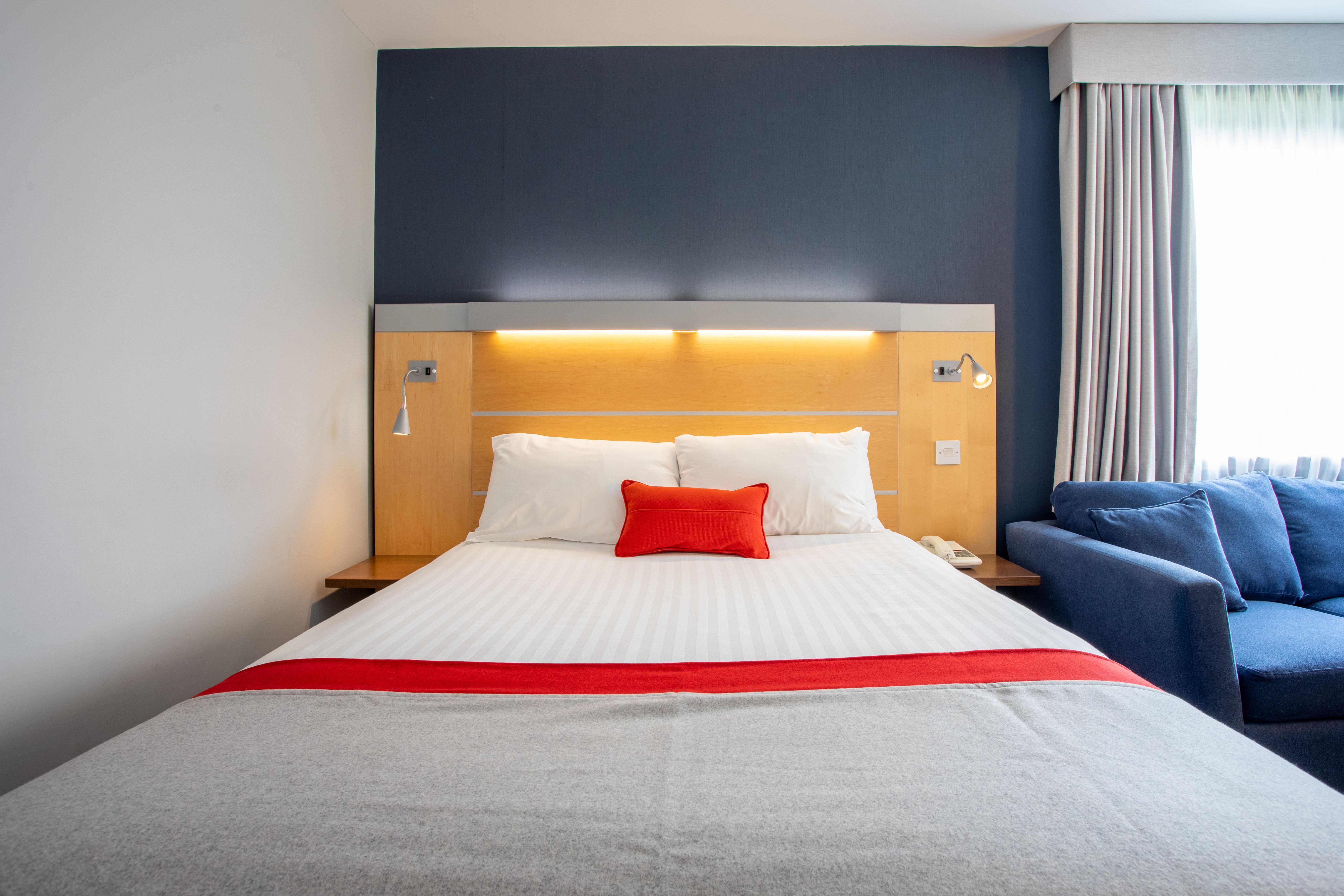 Holiday Inn Express Dunfermline By Ihg Bagian luar foto
