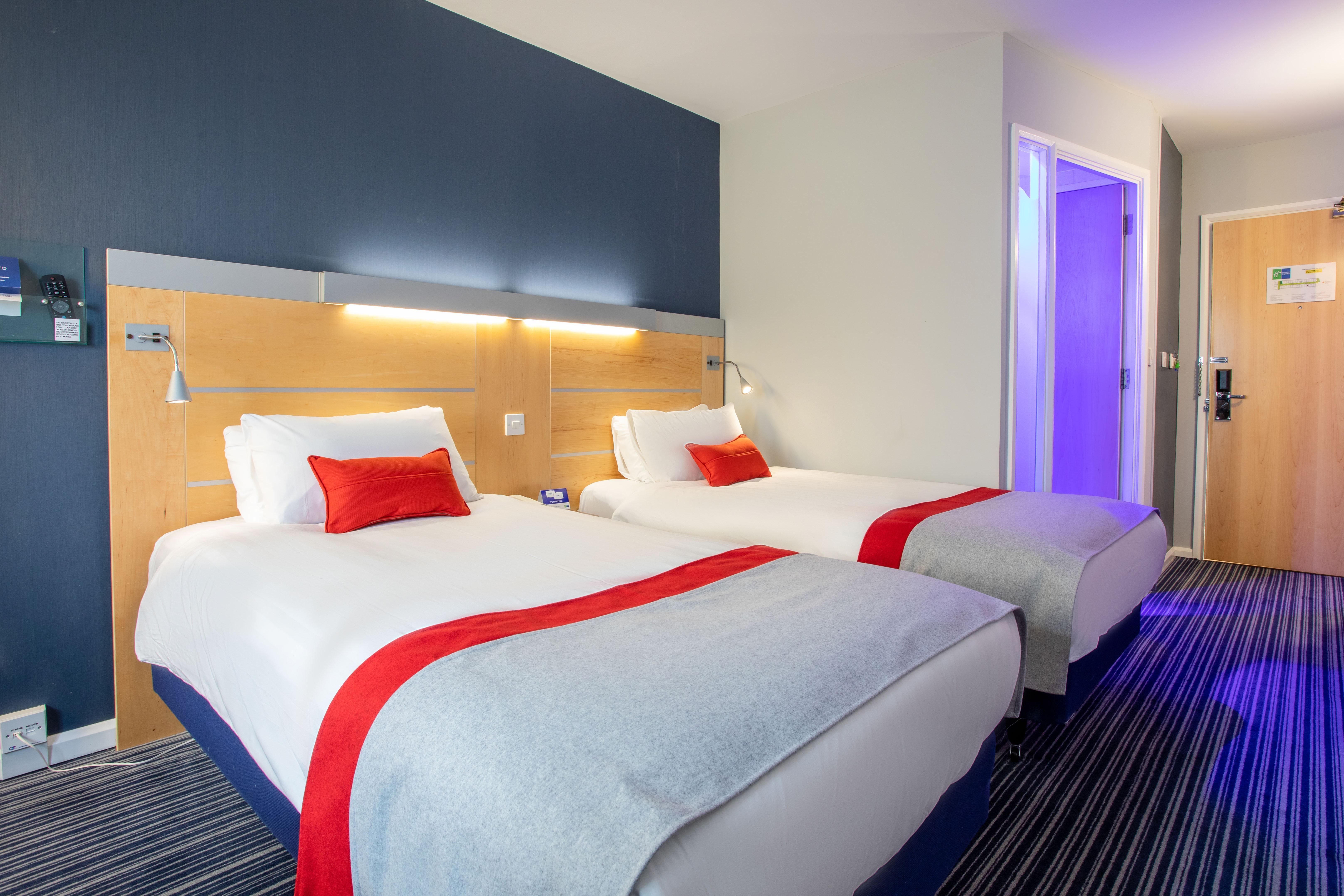 Holiday Inn Express Dunfermline By Ihg Bagian luar foto
