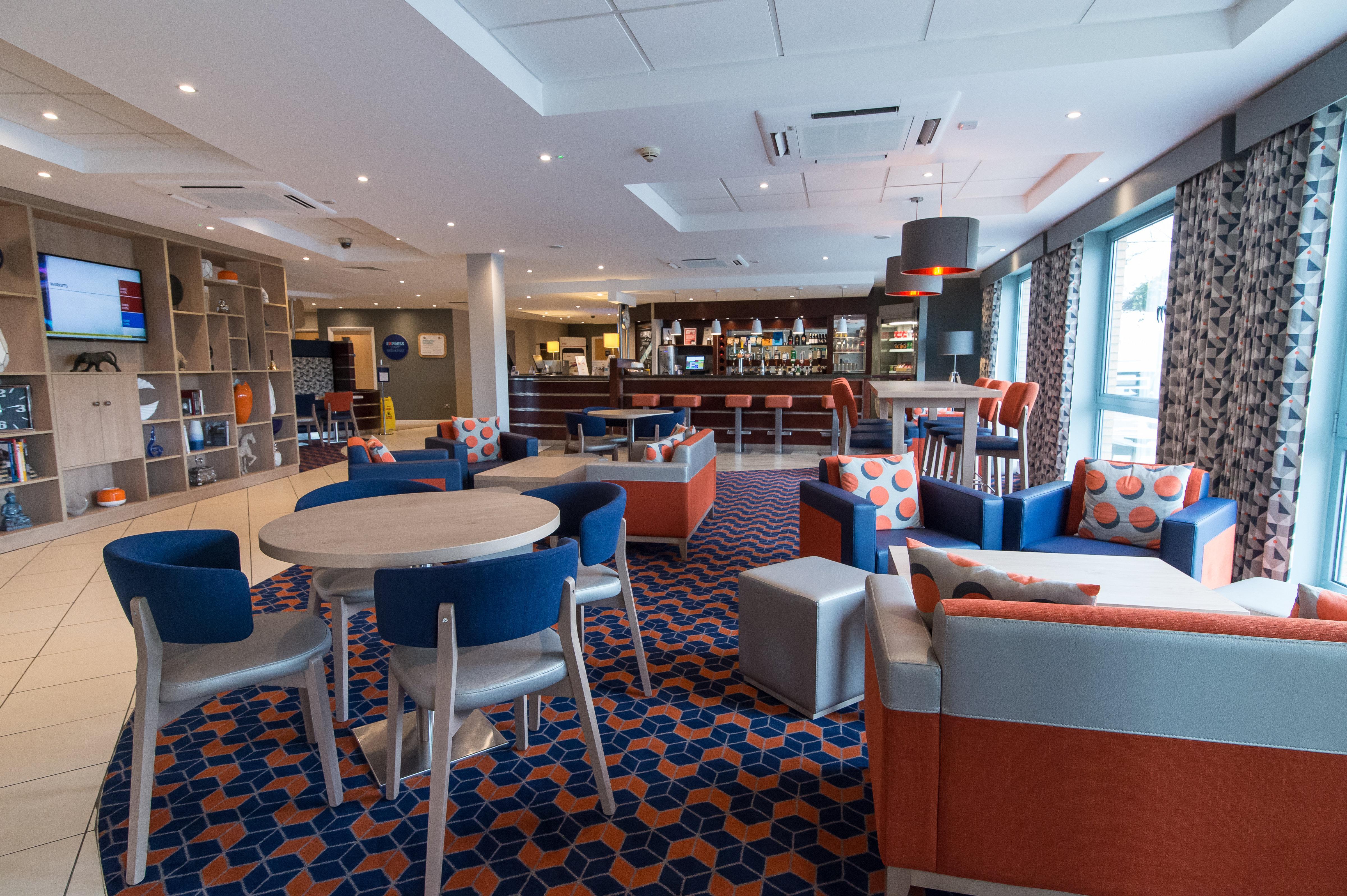 Holiday Inn Express Dunfermline By Ihg Bagian luar foto