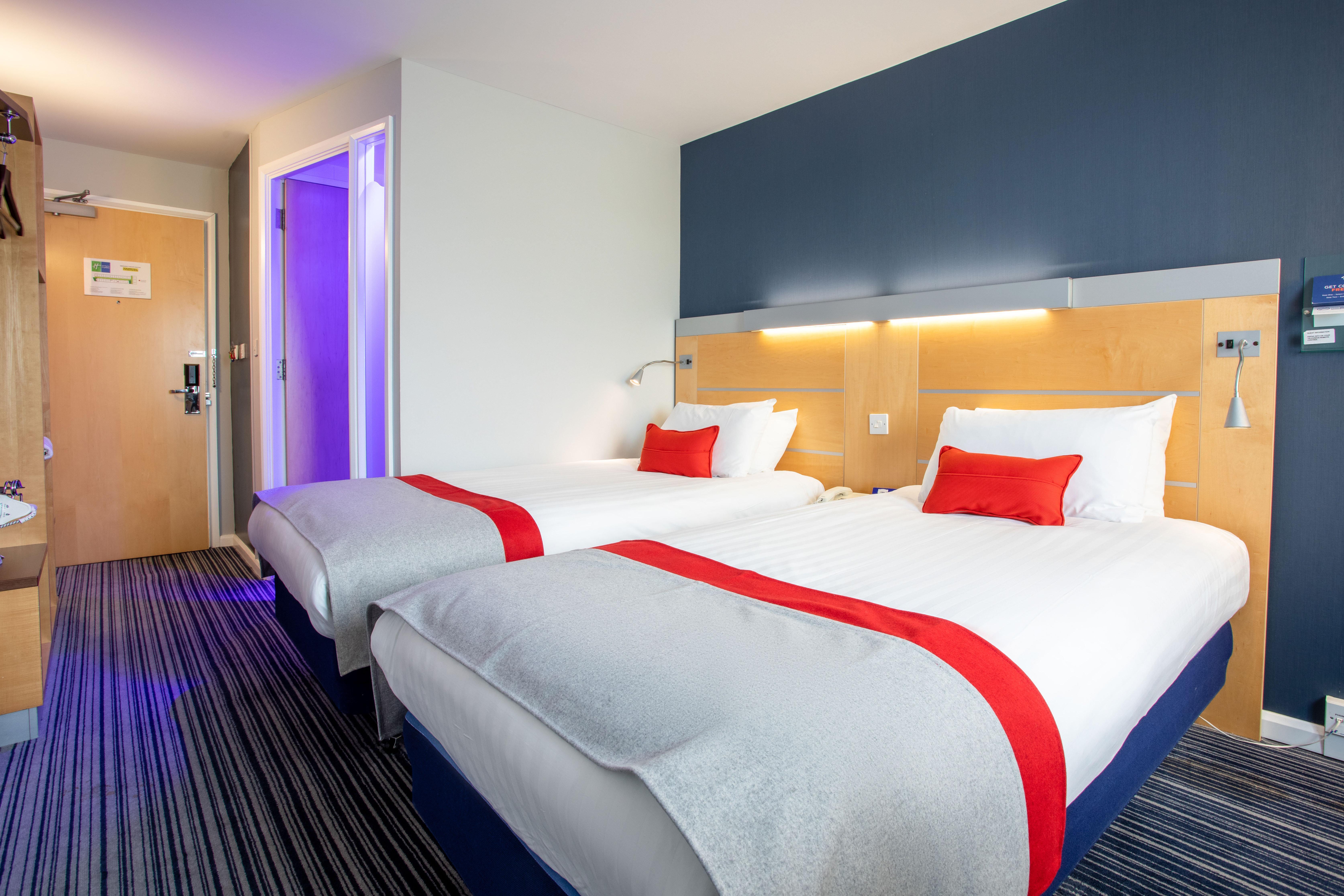 Holiday Inn Express Dunfermline By Ihg Bagian luar foto