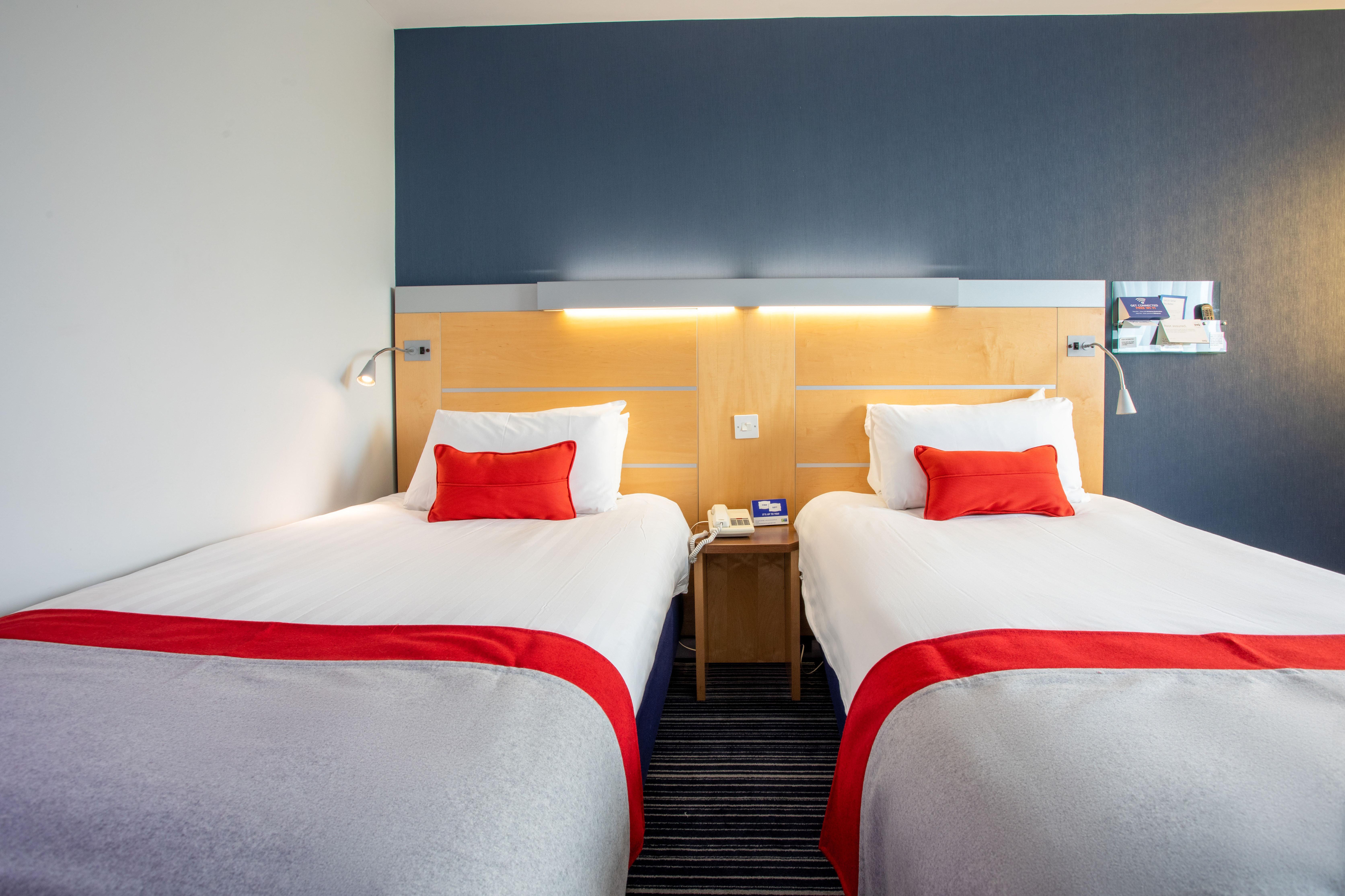 Holiday Inn Express Dunfermline By Ihg Bagian luar foto