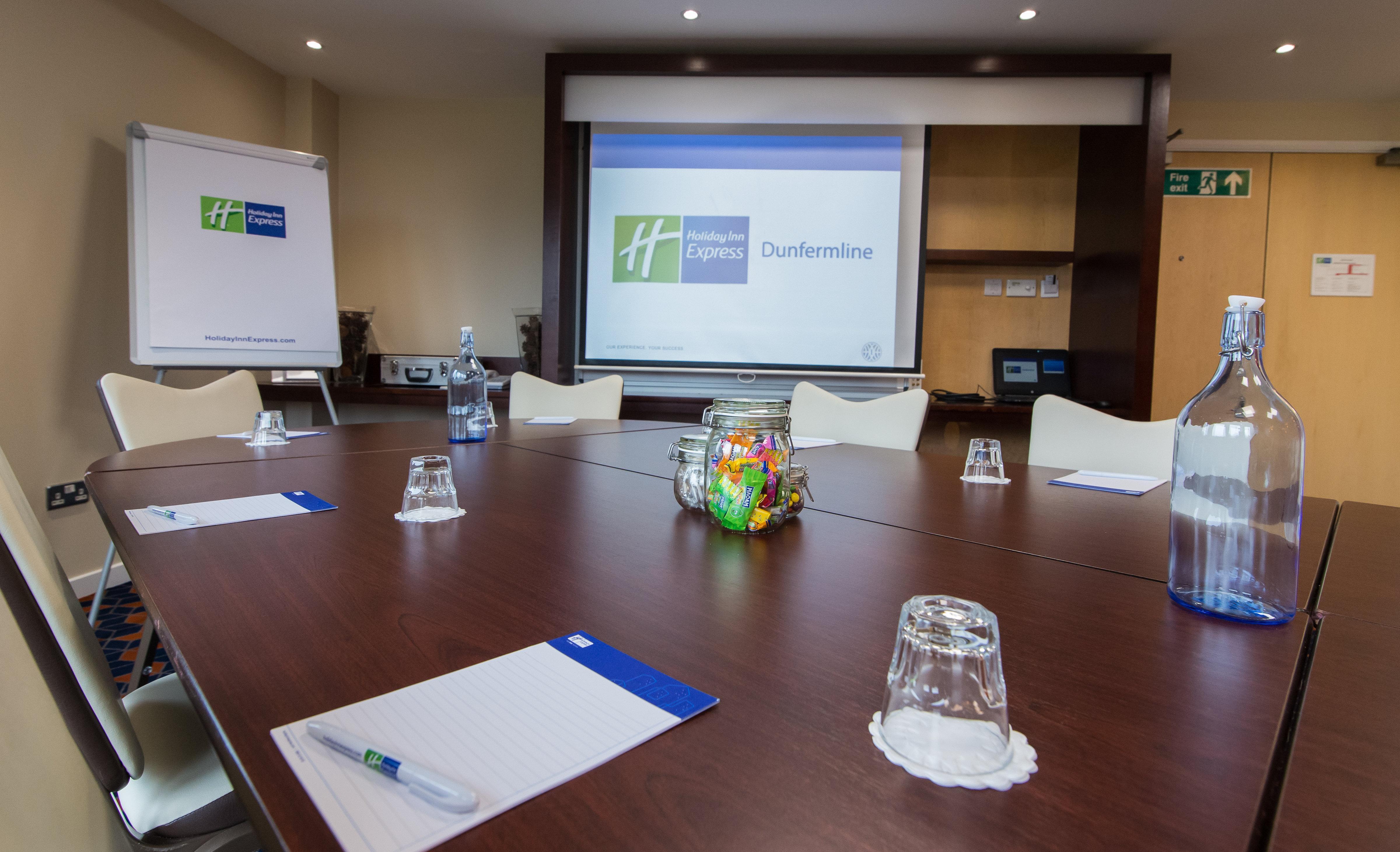 Holiday Inn Express Dunfermline By Ihg Bagian luar foto