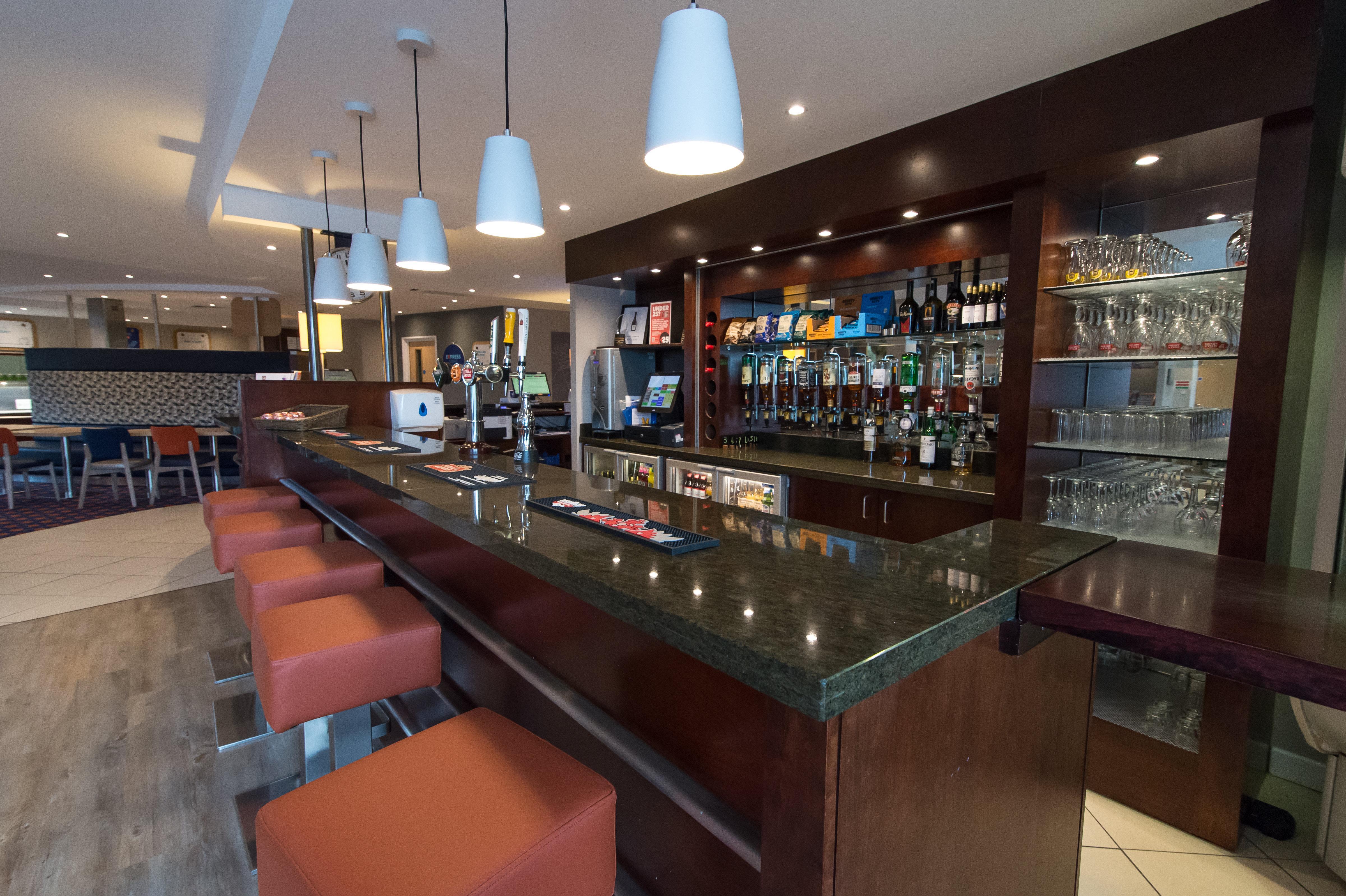 Holiday Inn Express Dunfermline By Ihg Bagian luar foto