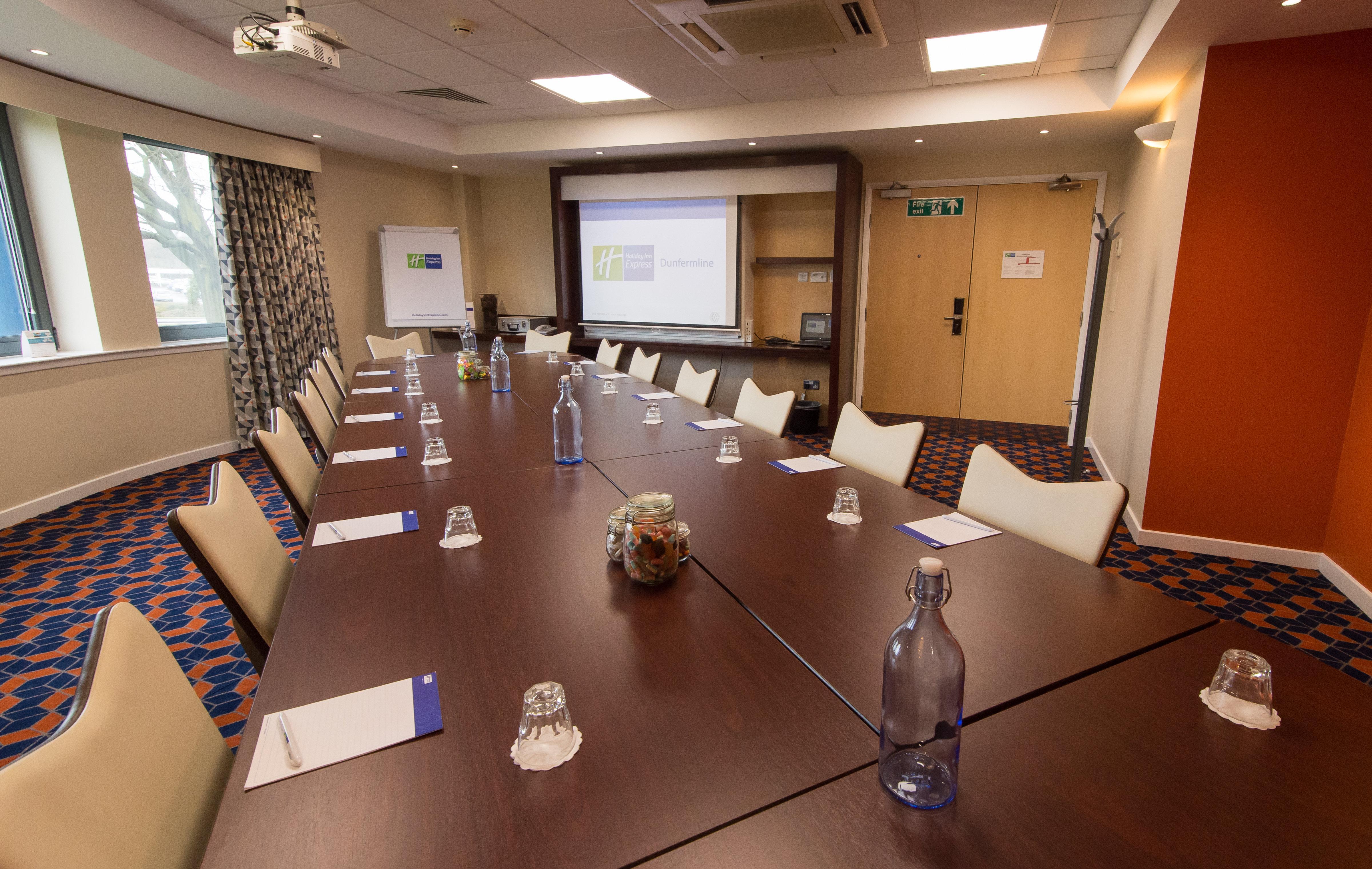 Holiday Inn Express Dunfermline By Ihg Bagian luar foto