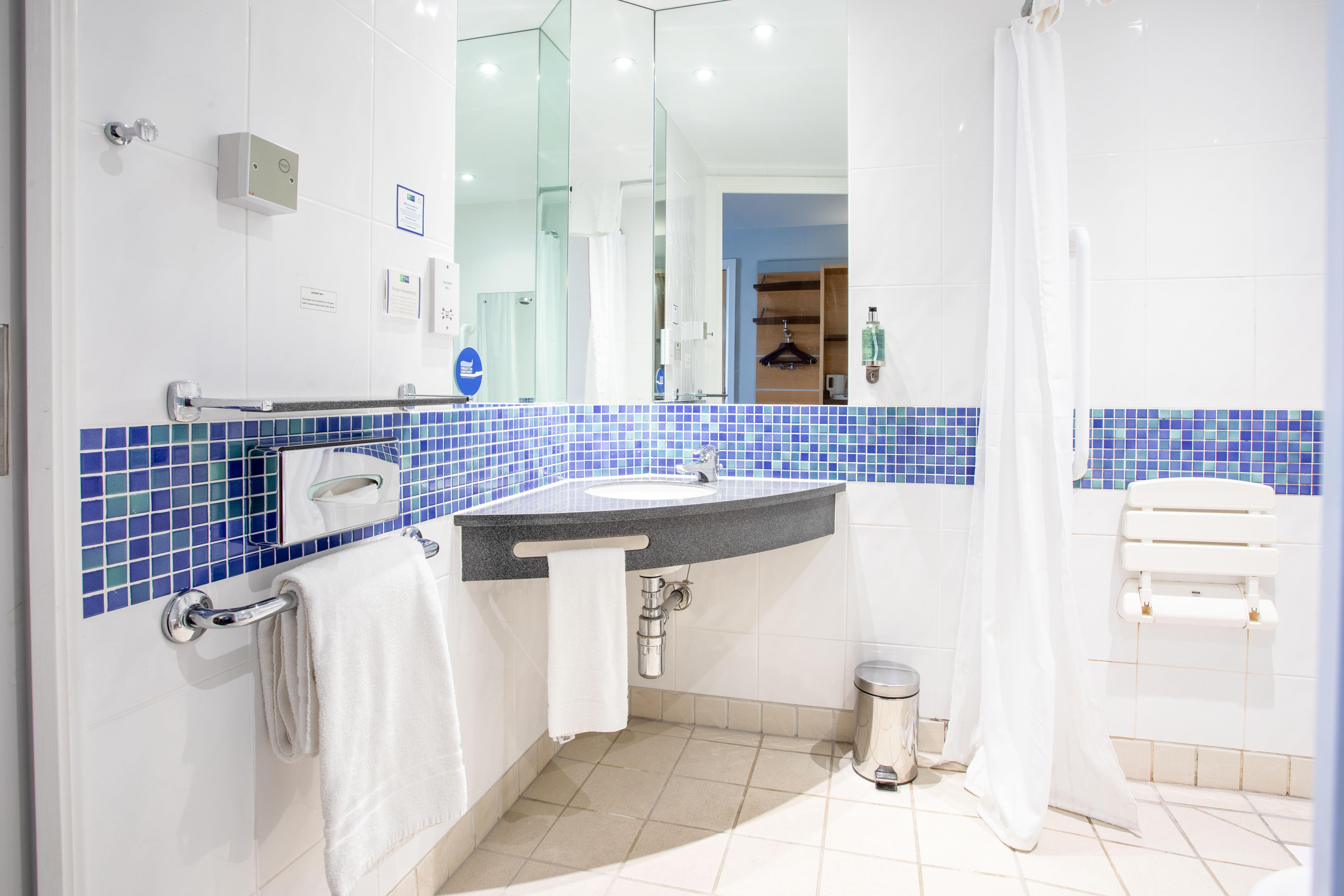 Holiday Inn Express Dunfermline By Ihg Bagian luar foto