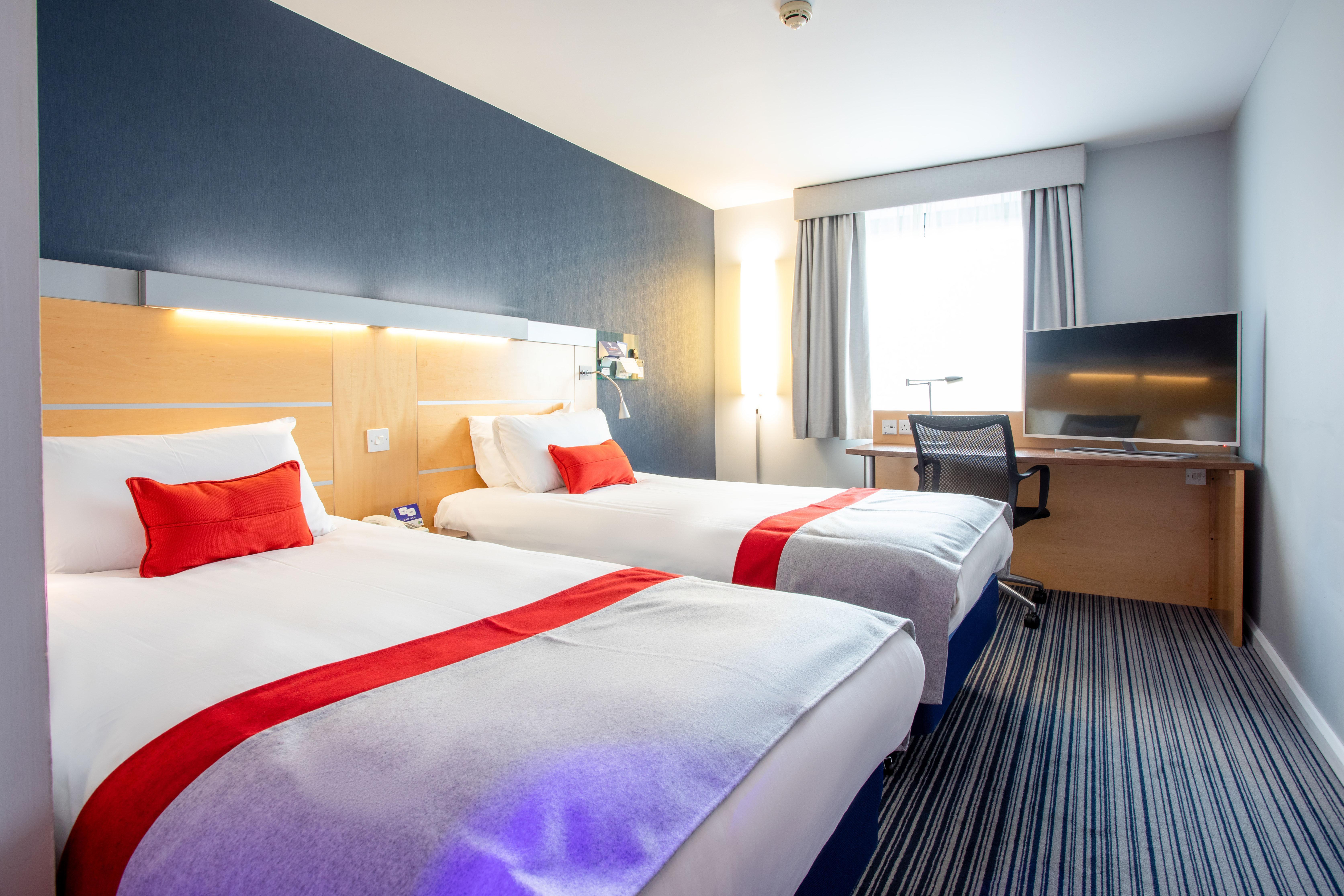 Holiday Inn Express Dunfermline By Ihg Bagian luar foto