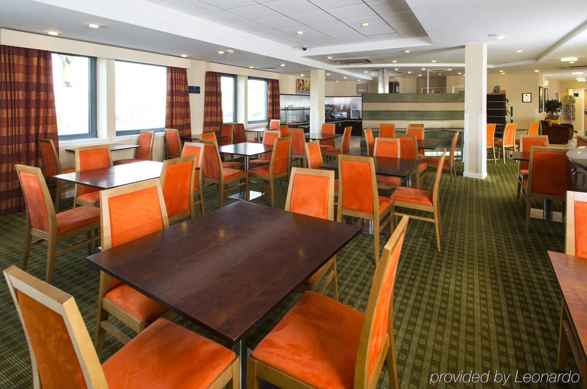 Holiday Inn Express Dunfermline By Ihg Bagian luar foto
