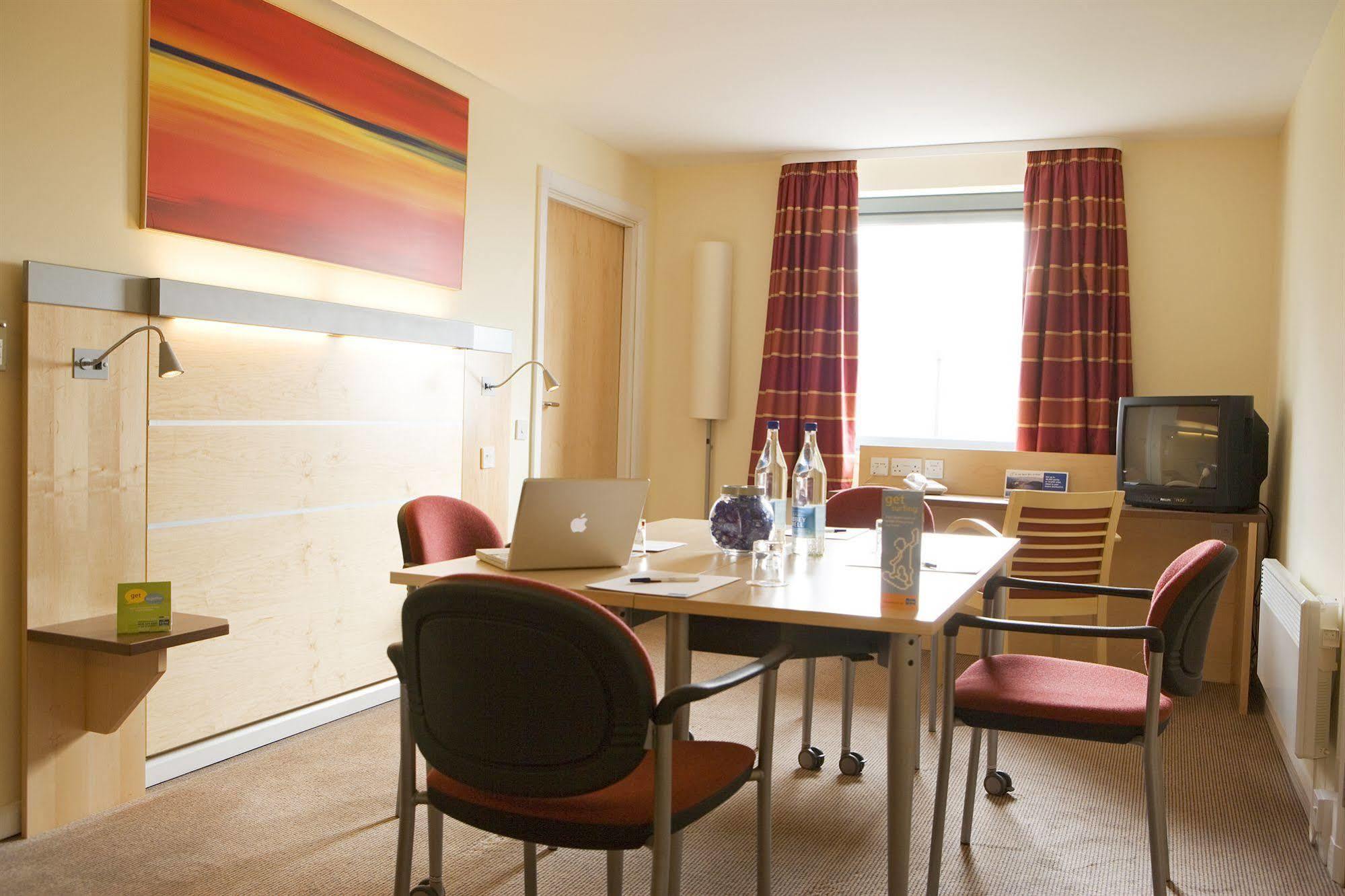 Holiday Inn Express Dunfermline By Ihg Bagian luar foto