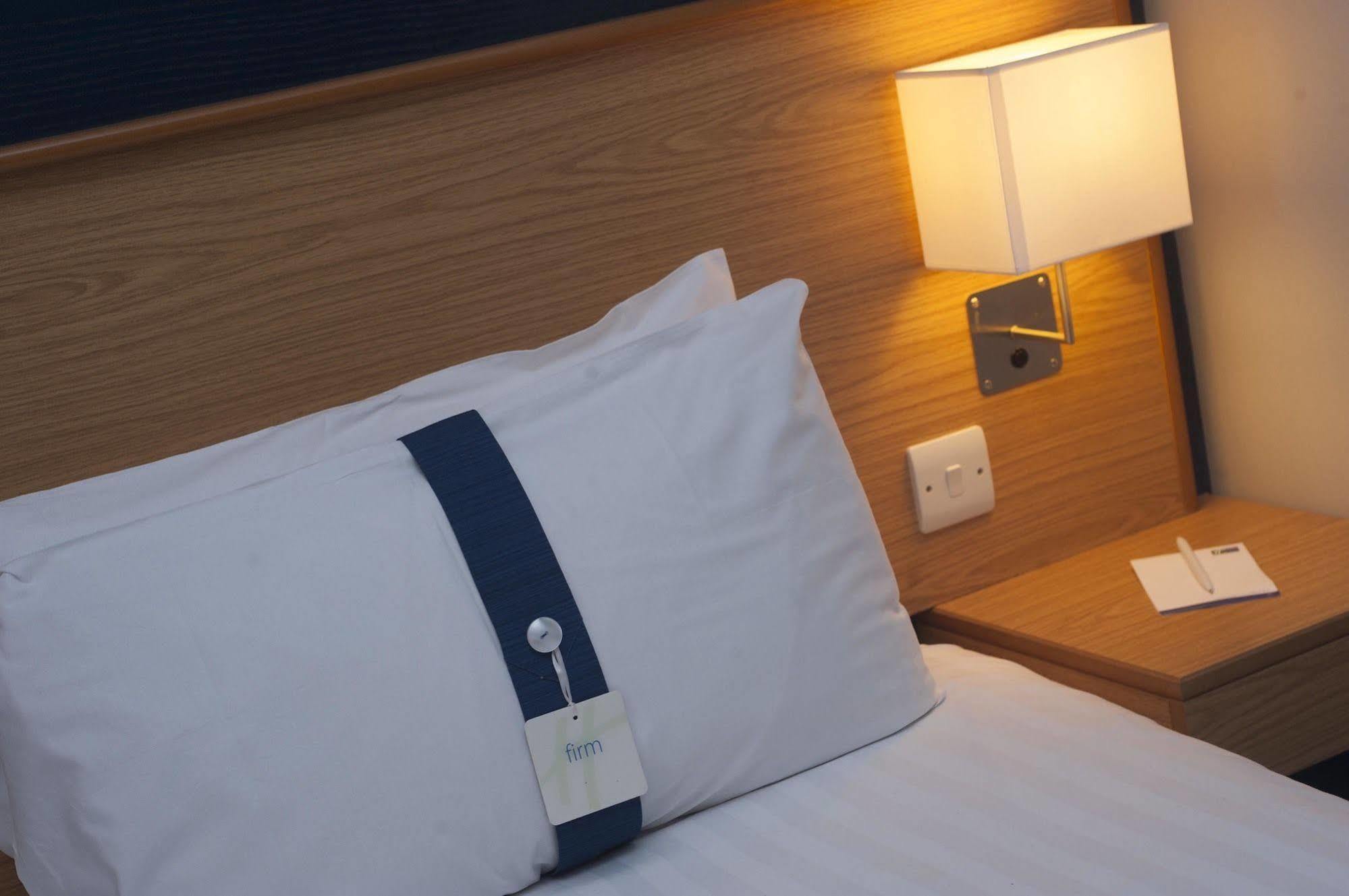 Holiday Inn Express Dunfermline By Ihg Bagian luar foto